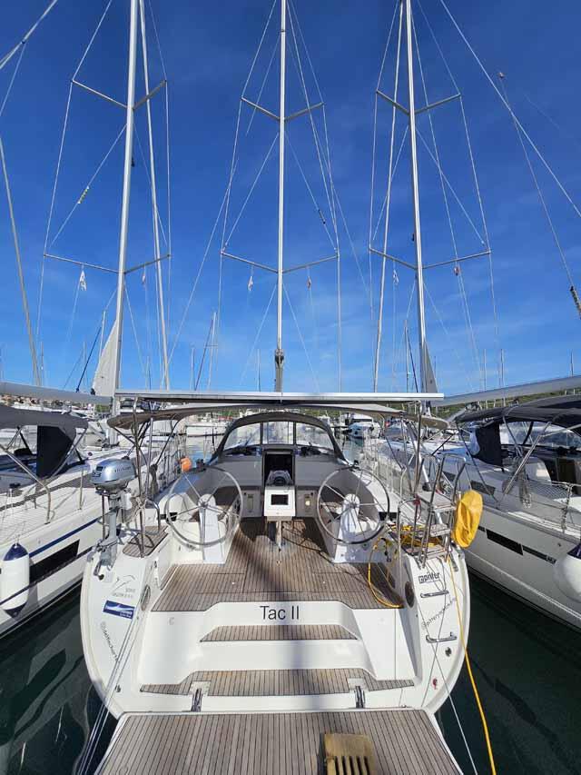 Sailing yacht 