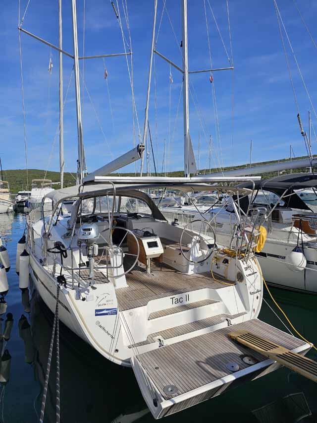 Sailing yacht 