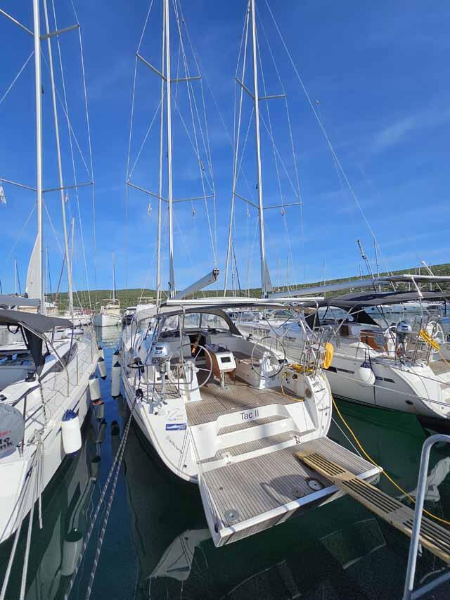 Sailing yacht 