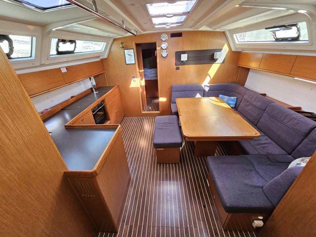 Sailing yacht 