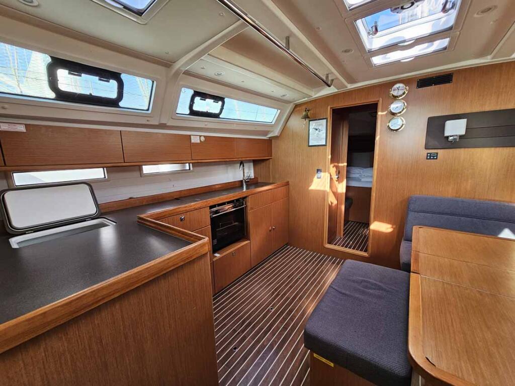 Sailing yacht 