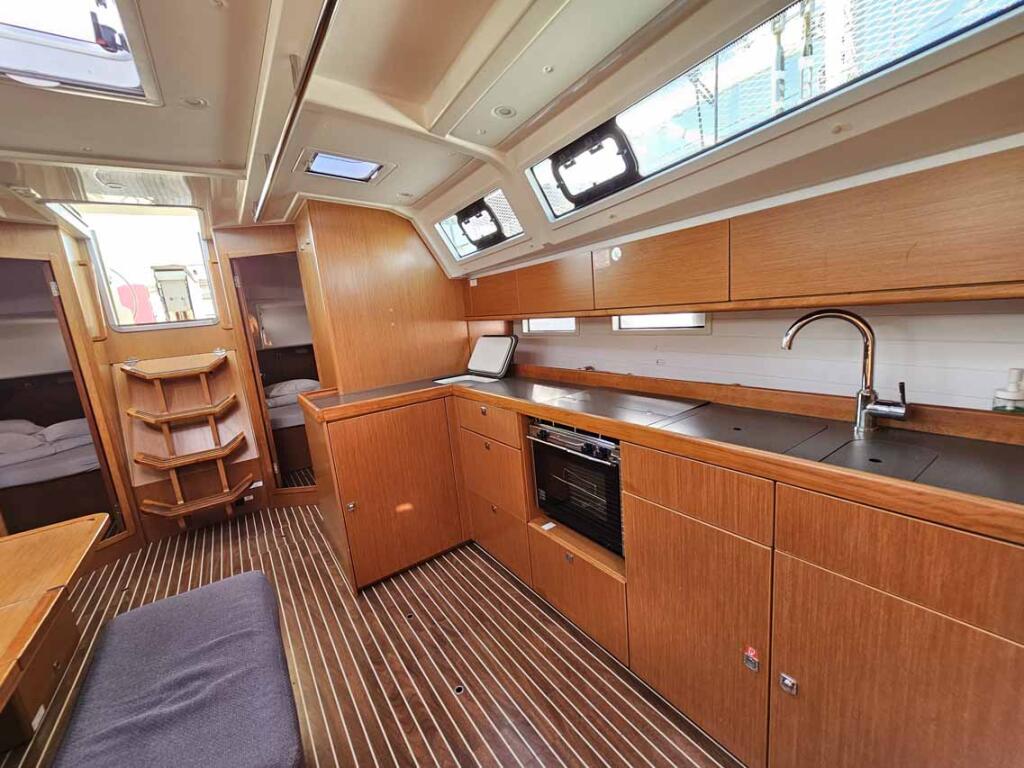 Sailing yacht 