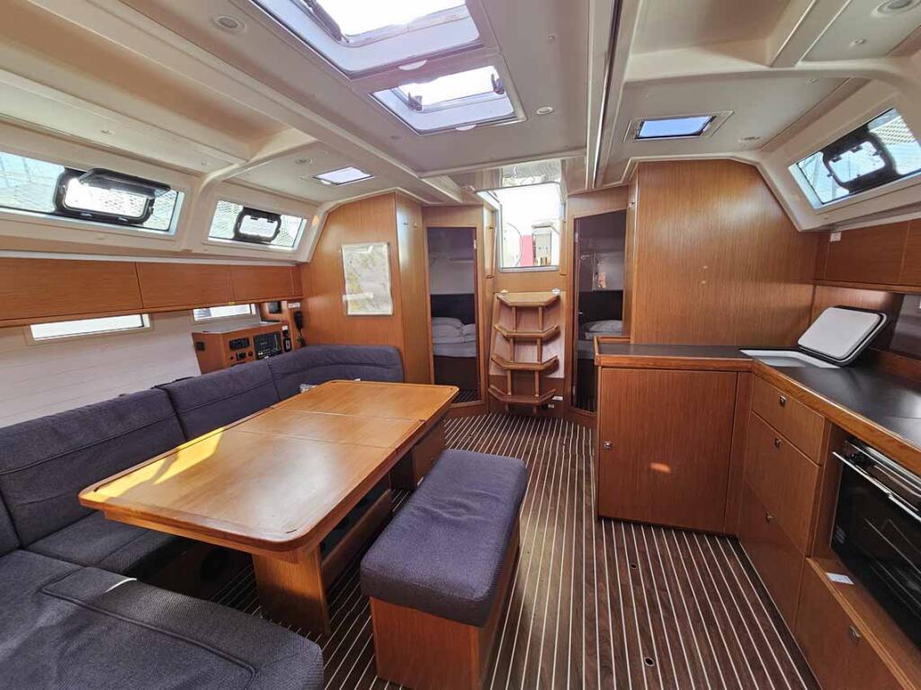 Sailing yacht 