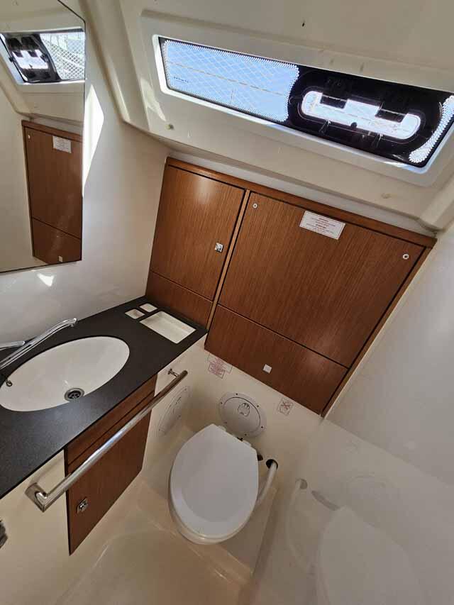 Sailing yacht 