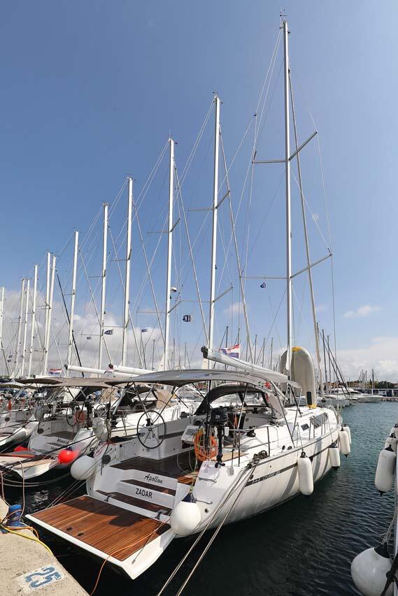 Sailing yacht 