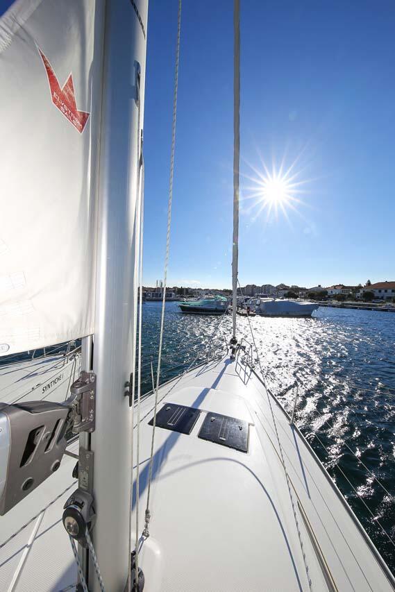 Sailing yacht 