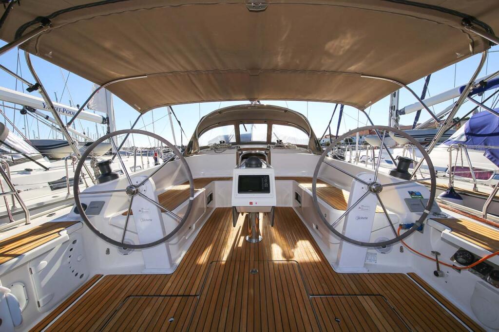 Sailing yacht 