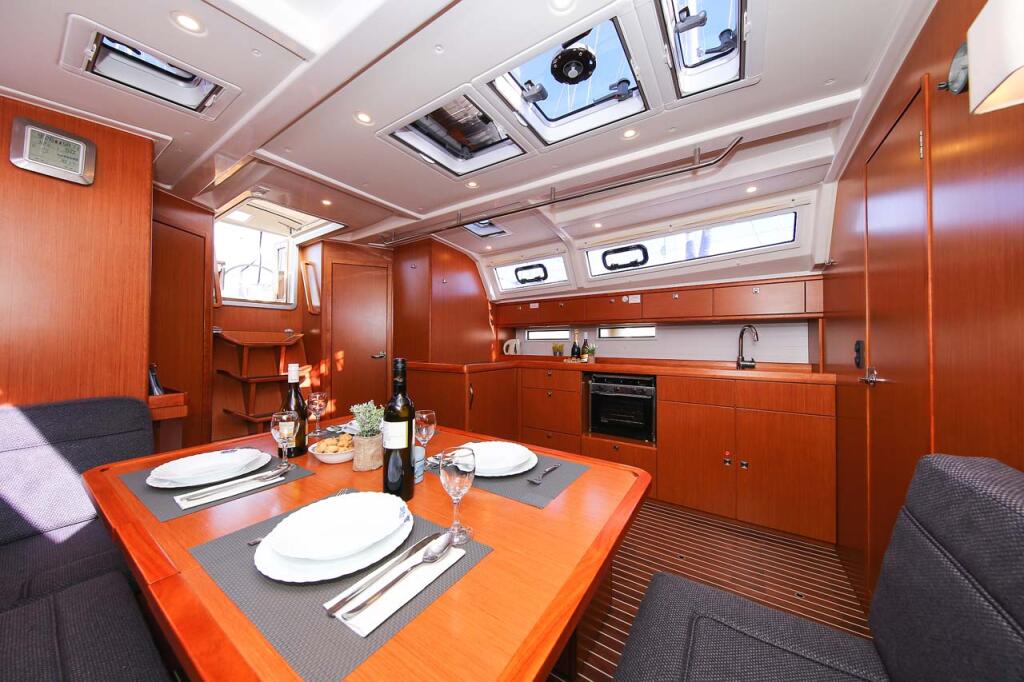 Sailing yacht 