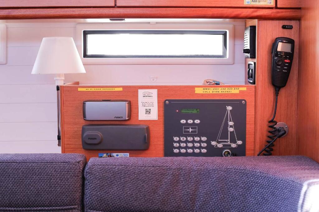 Sailing yacht 