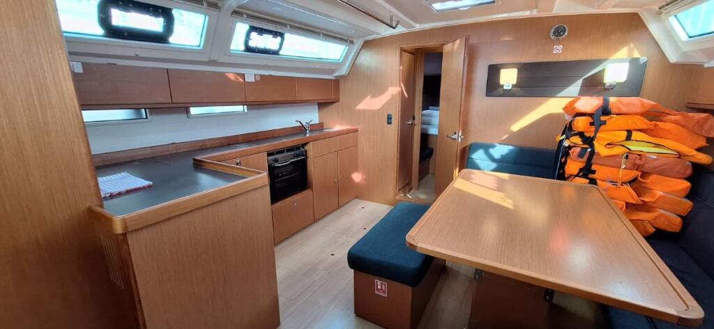 Sailing yacht 