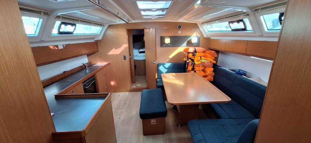 Sailing yacht 