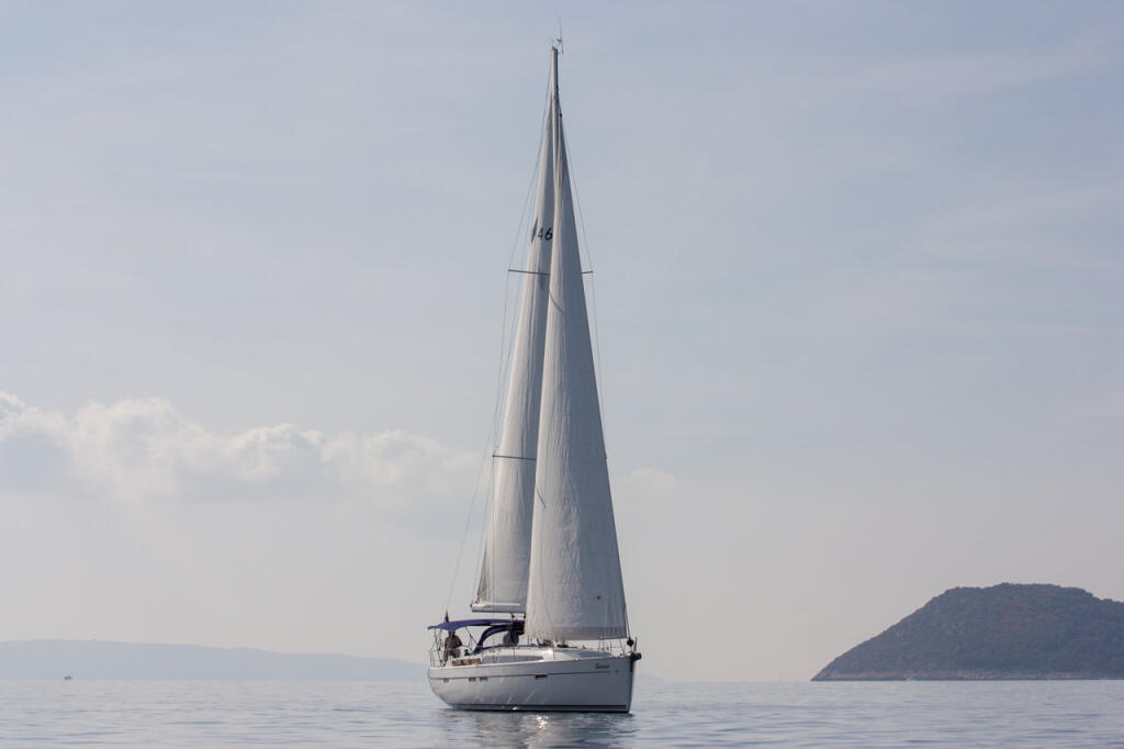 Sailing yacht 