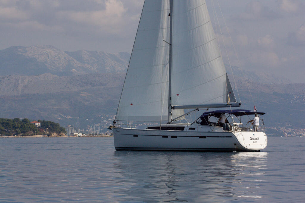 Sailing yacht 