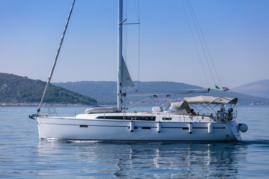 Sailing yacht 
