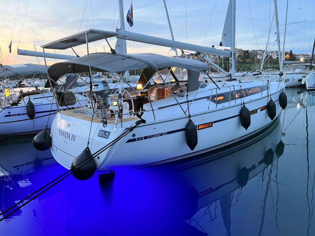 Sailing yacht 
