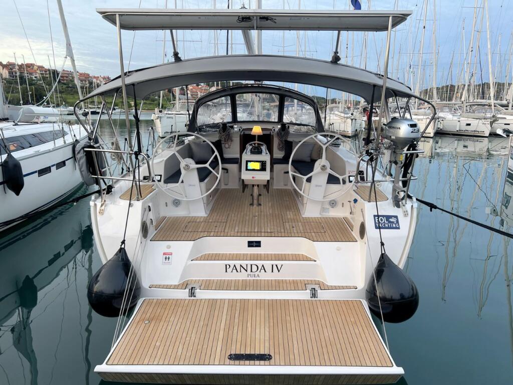 Sailing yacht 