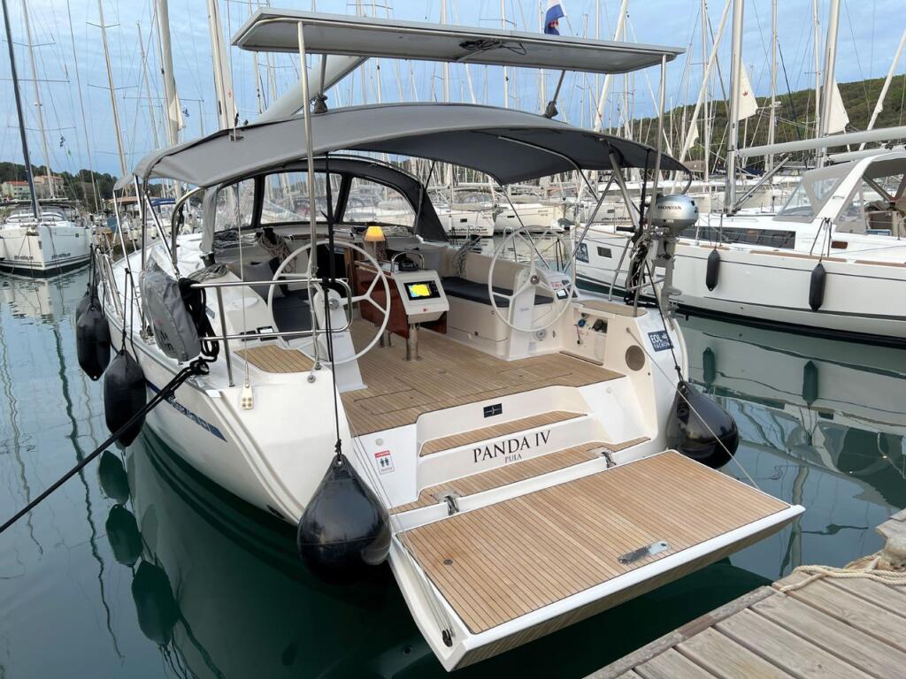 Sailing yacht 