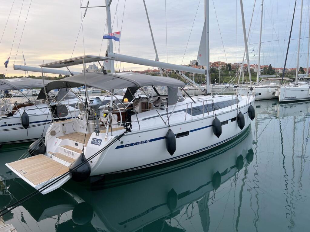 Sailing yacht 