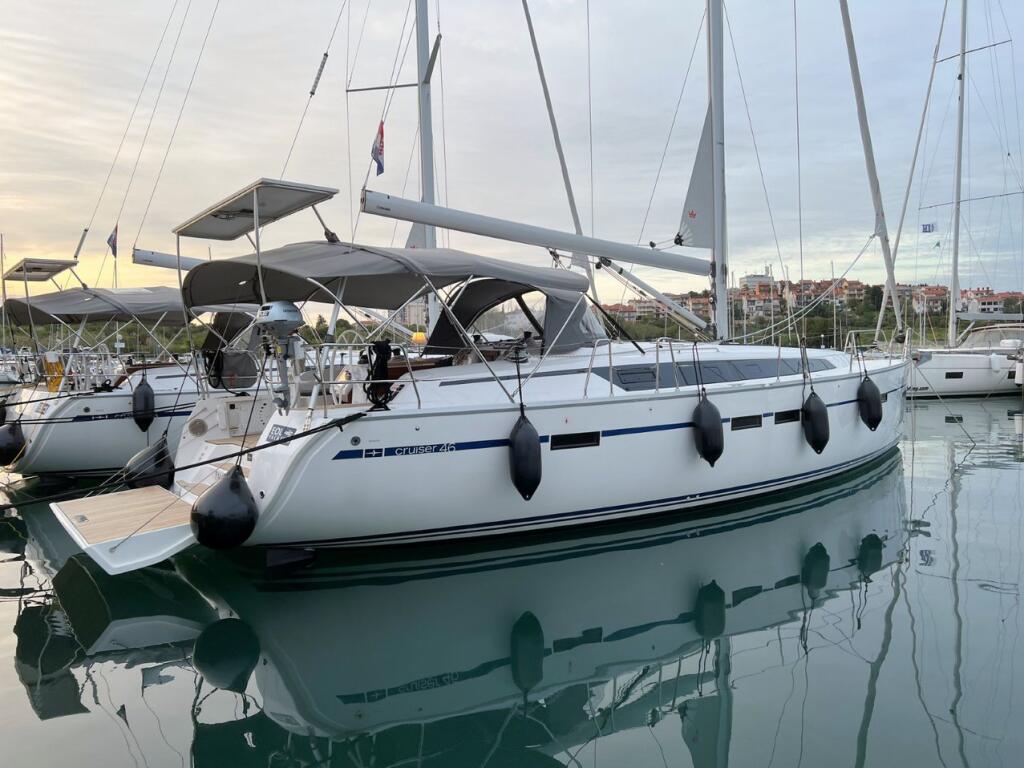 Sailing yacht 