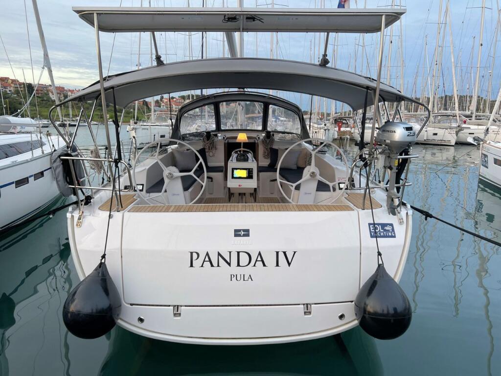 Sailing yacht 