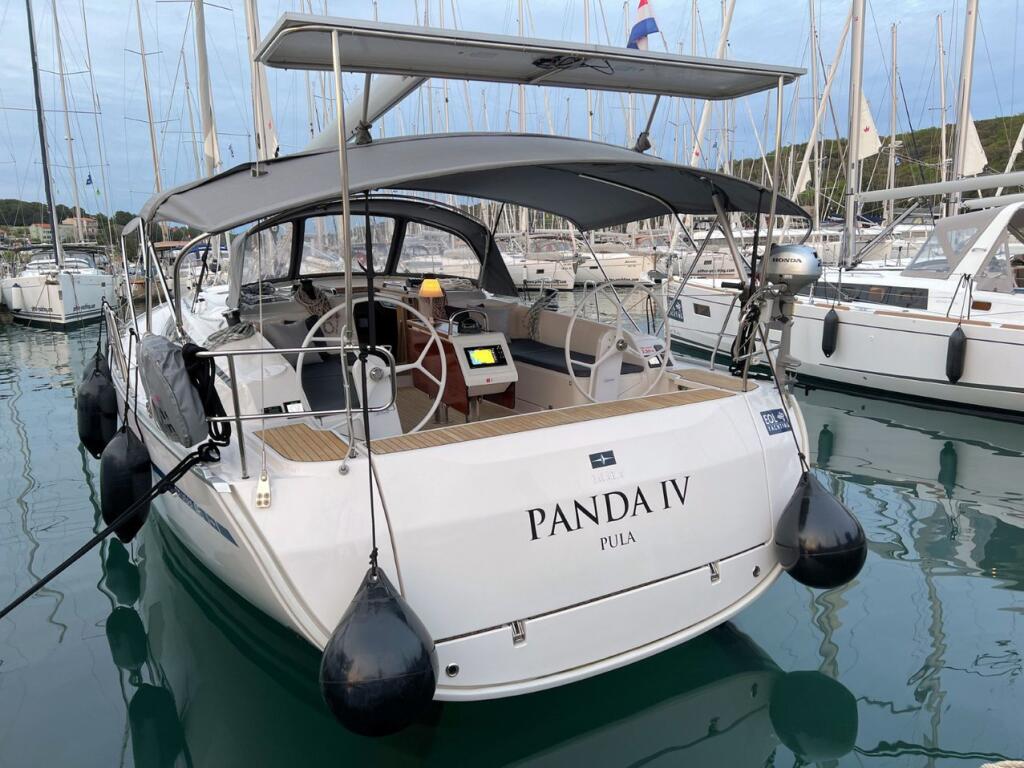 Sailing yacht 