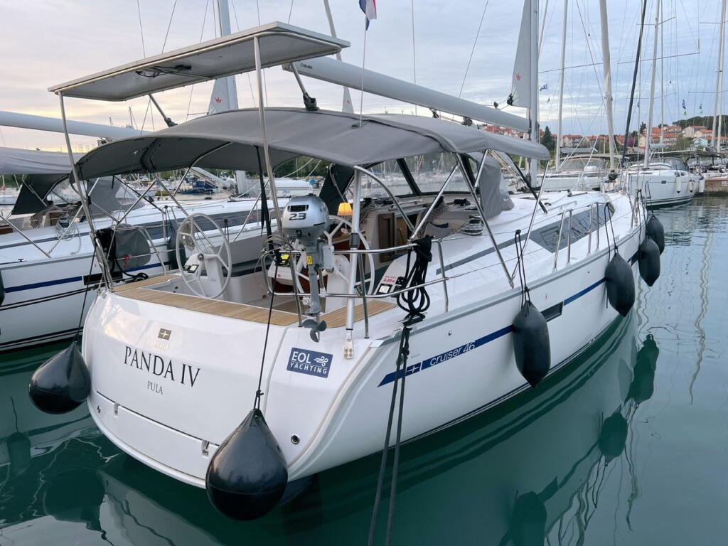 Sailing yacht 