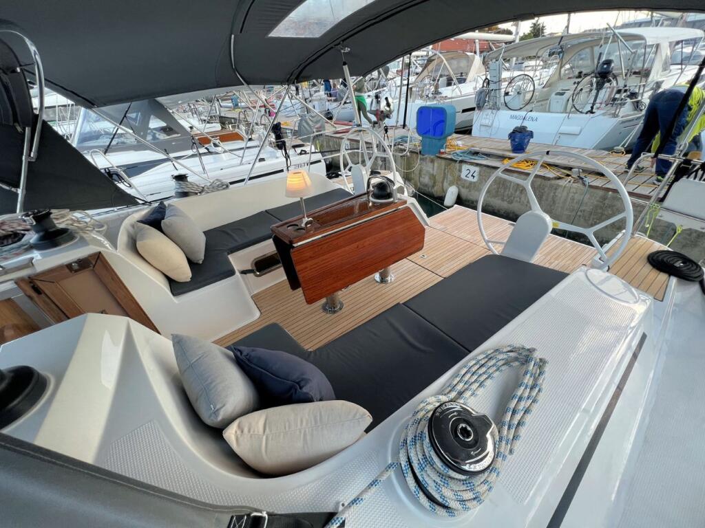 Sailing yacht 
