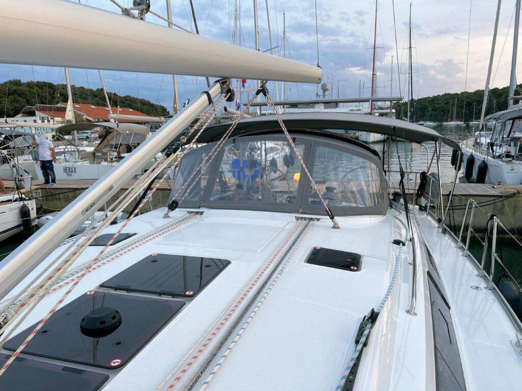 Sailing yacht 