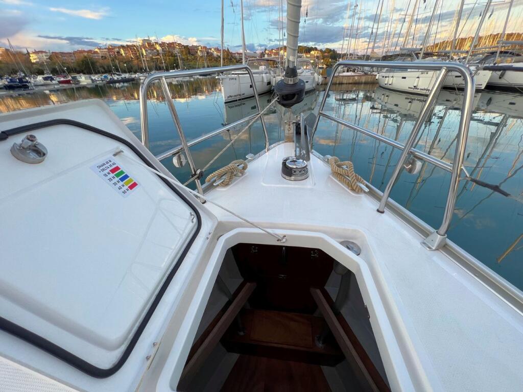 Sailing yacht 