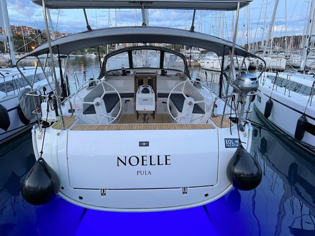 Sailing yacht 