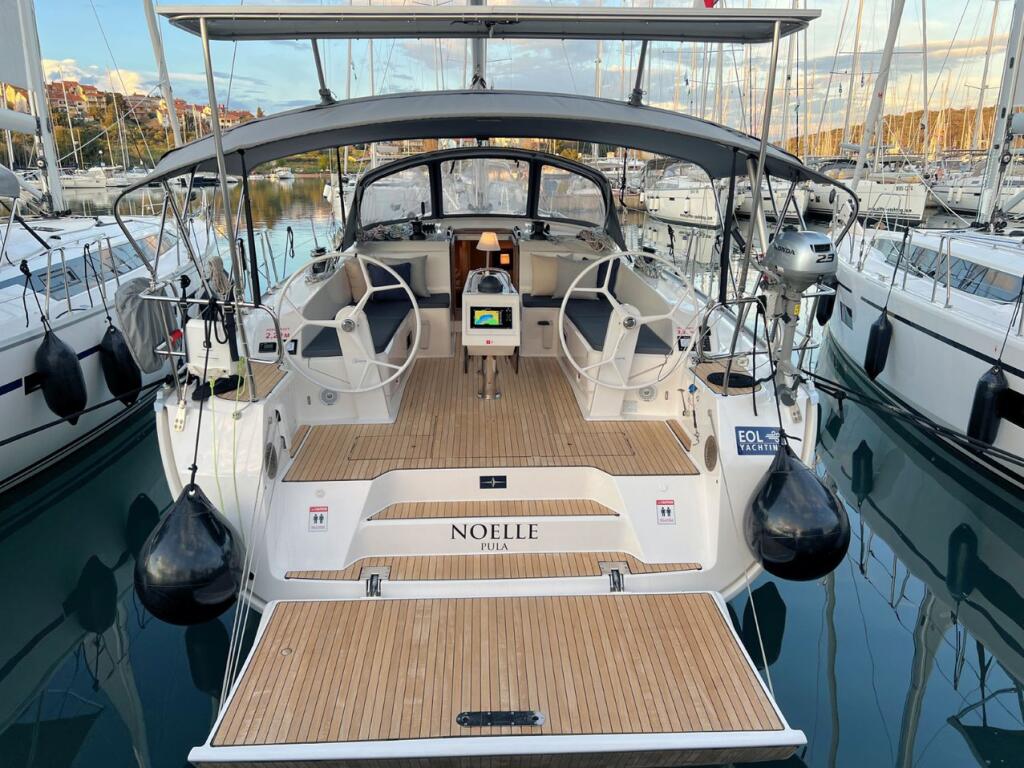 Sailing yacht 