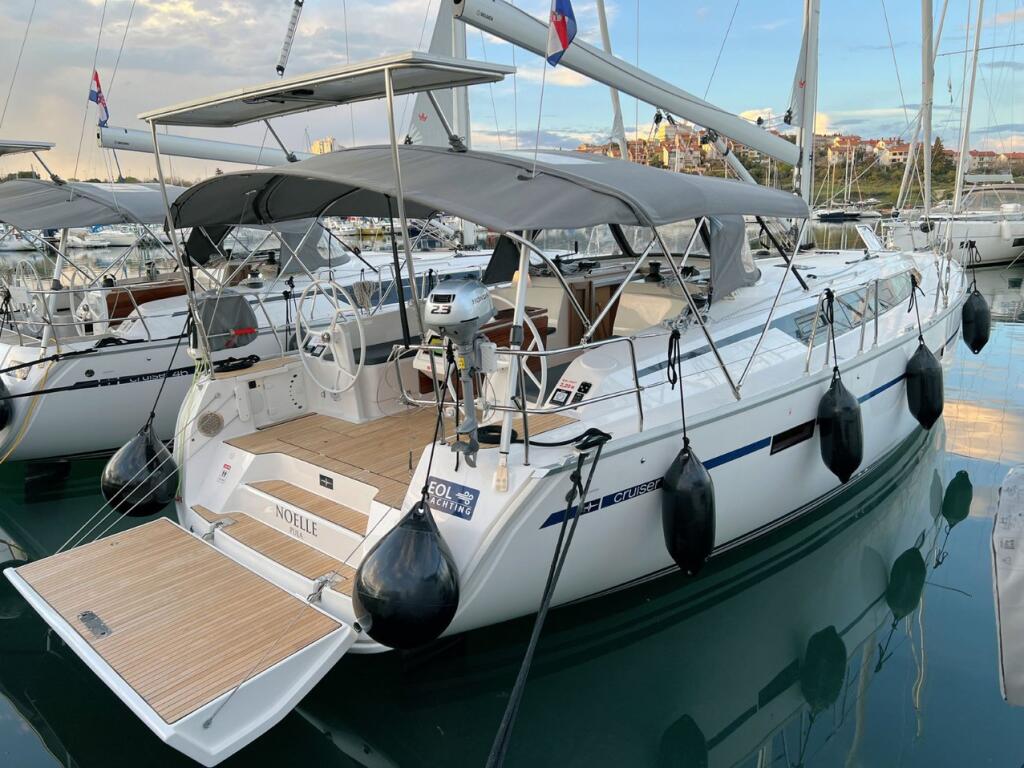 Sailing yacht 
