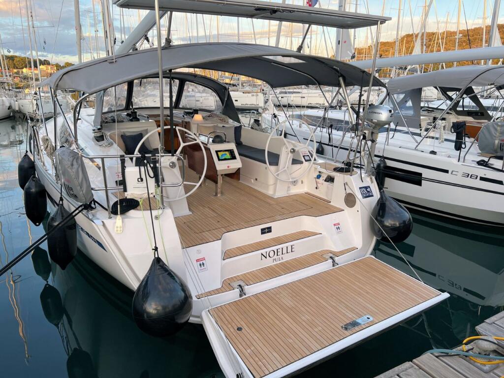 Sailing yacht 