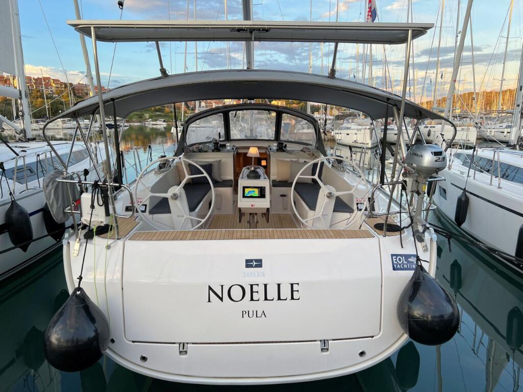 Sailing yacht 