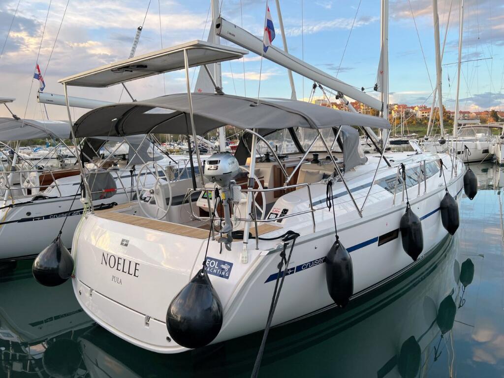 Sailing yacht 