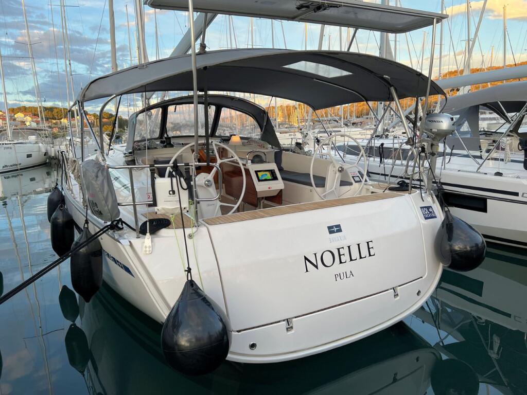 Sailing yacht 