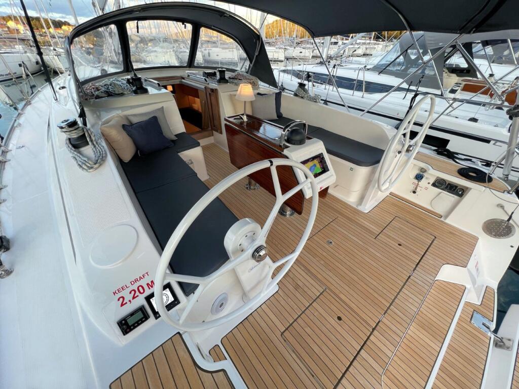 Sailing yacht 
