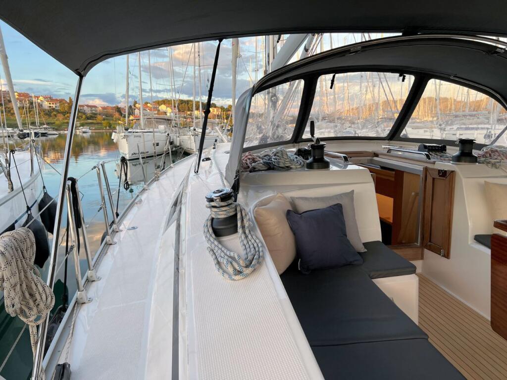 Sailing yacht 