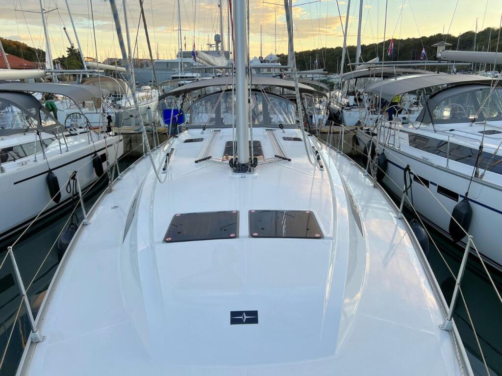 Sailing yacht 