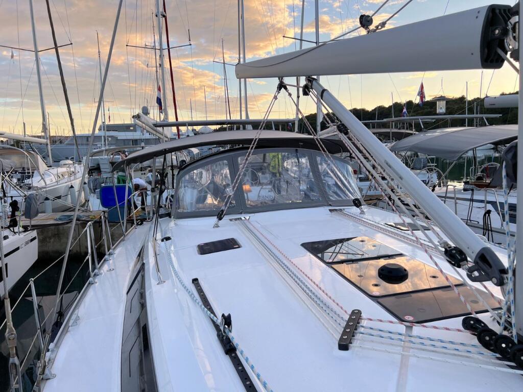 Sailing yacht 