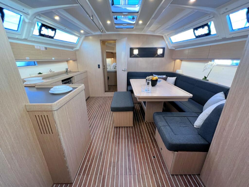 Sailing yacht 