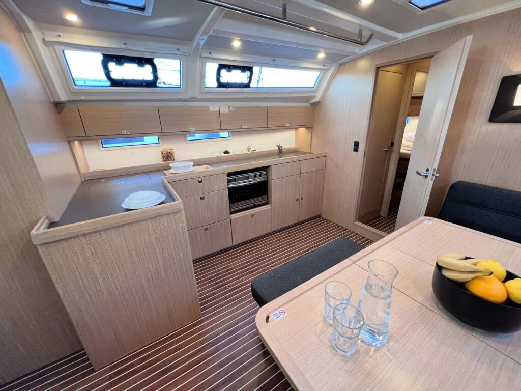 Sailing yacht 
