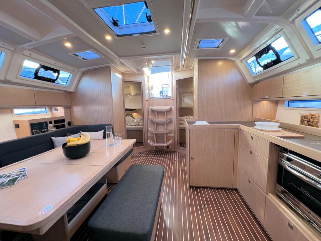 Sailing yacht 
