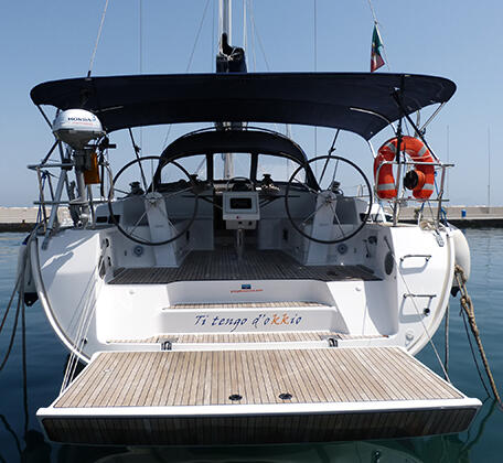 Sailing yacht 