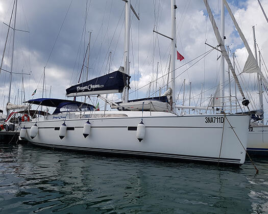 Sailing yacht 