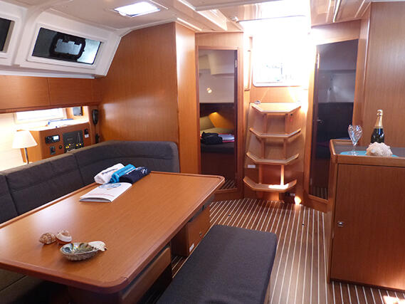 Sailing yacht 