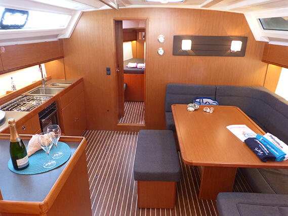 Sailing yacht 