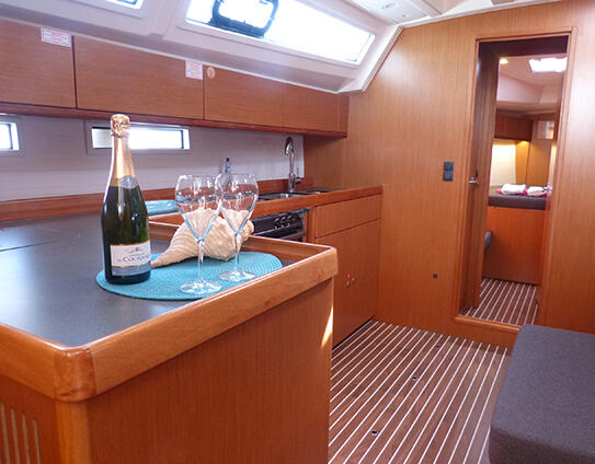Sailing yacht 