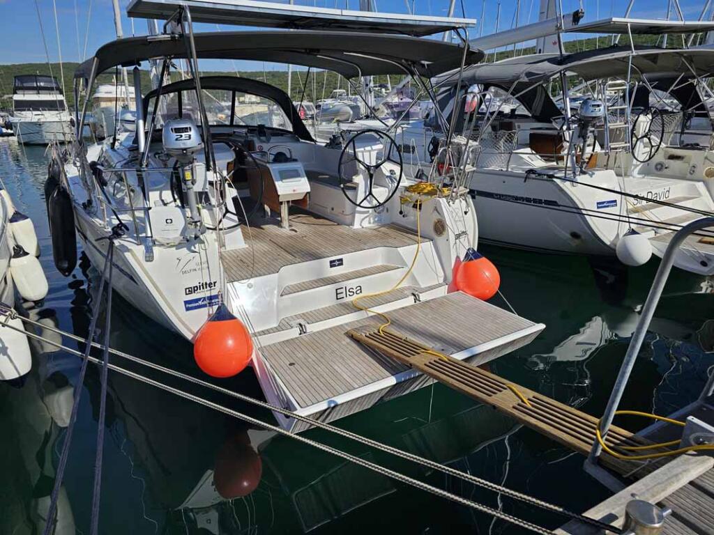 Sailing yacht 