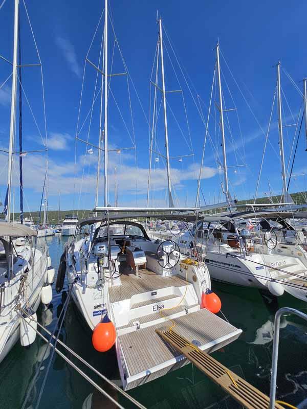 Sailing yacht 